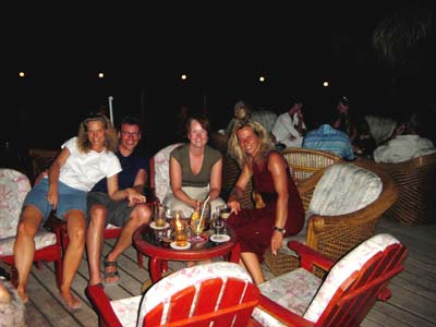 Manuela, Frank, Claudia und Barbara an der Bar